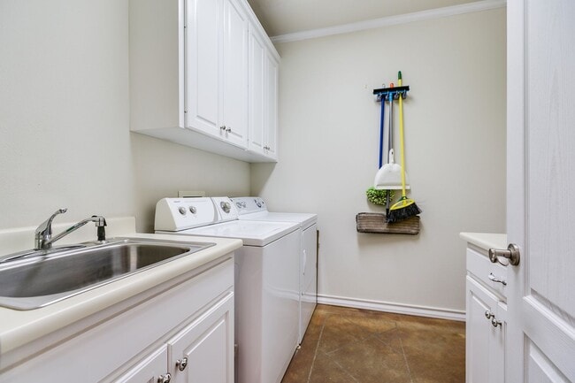 Building Photo - NOW AVAILABLE - Beautiful 3-Bedroom Home in the Southland Neighborhood!