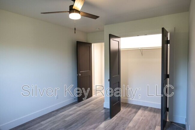 Building Photo - 1985 US-411