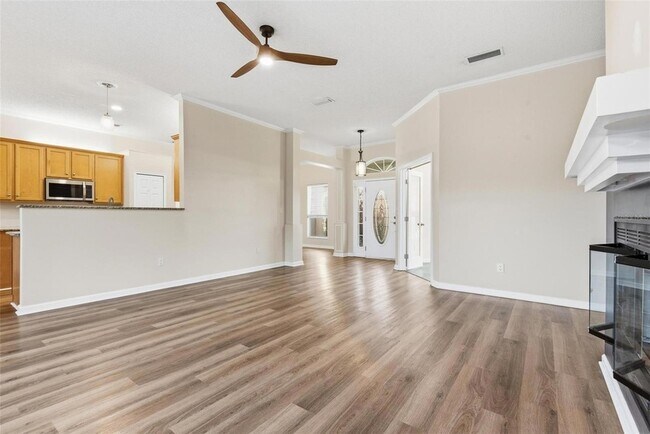 Building Photo - 7 Deerwood St