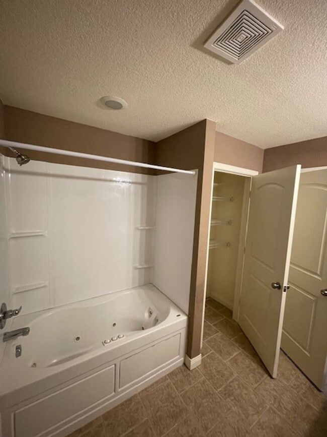 Building Photo - Beautiful 3 bedroom 3 bathroom!!