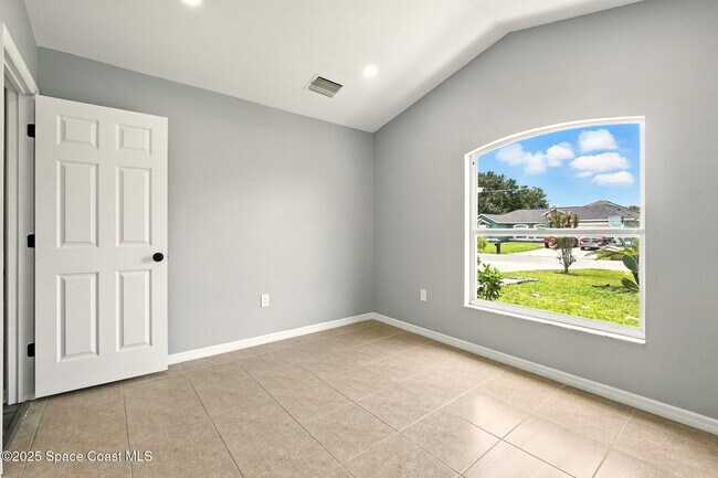 Building Photo - 460 Martigues Dr