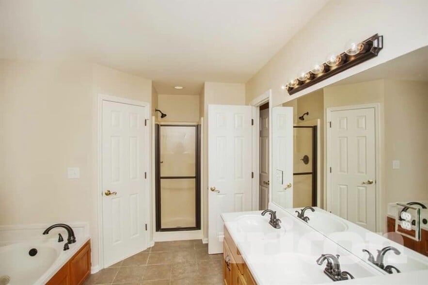 Building Photo - 2678 Douglas Ln