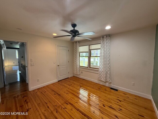 Building Photo - 605 Farrelly Ave