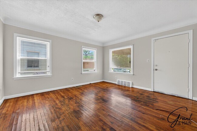 Building Photo - $1200 2 bedroom ranch