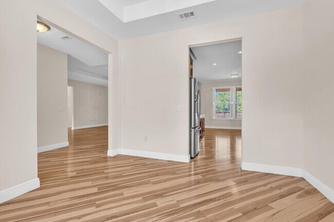 Building Photo - Stunning 4 Bedroom in PRIME Location!!  South of I-10!!