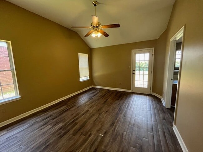 Building Photo - Renovated 3 Bedroom 2 Bath Home for Rent!!
