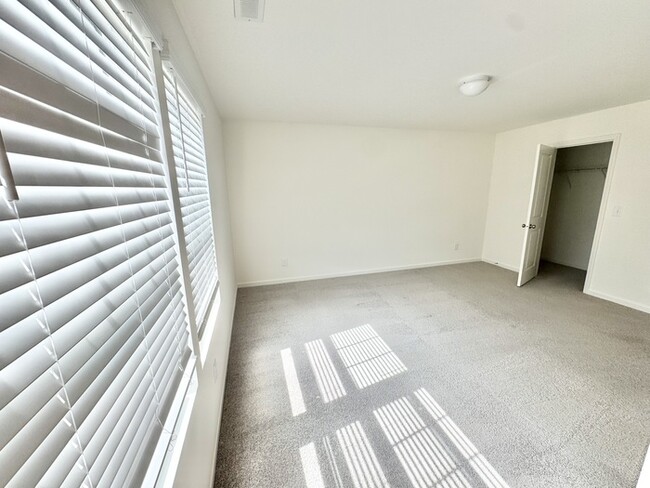 Building Photo - Three bedroom 2 1/2 bath townhome with att...