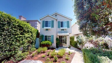 Building Photo - Spacious 4 Bedroom 3.5 Bathroom Coronado H...