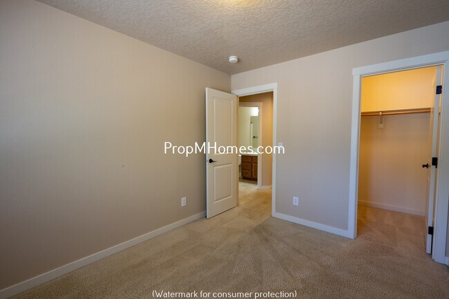 Building Photo - Three Bedroom Townhome in Great Canby Neighborhood!