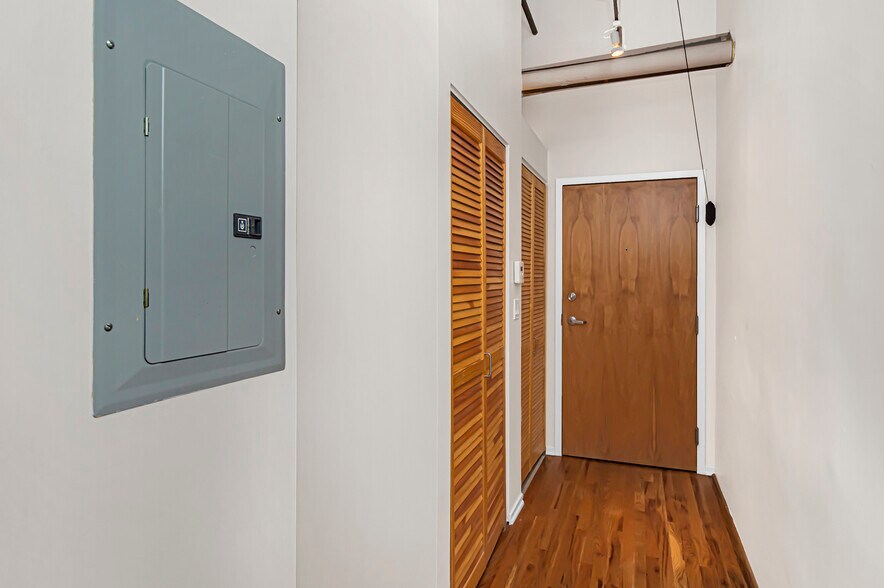 Building Photo - 1500 W Monroe St