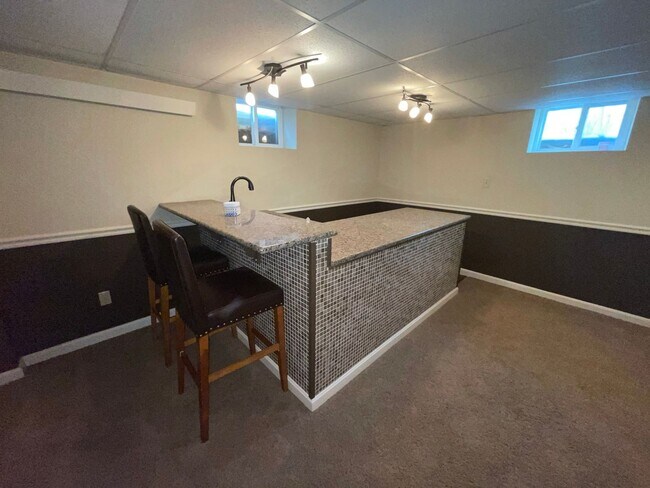 Building Photo - Beautiful 4 Bedroom, 2.5 Bathroom, 3000sq.ft Ranch! Pet Friendly!