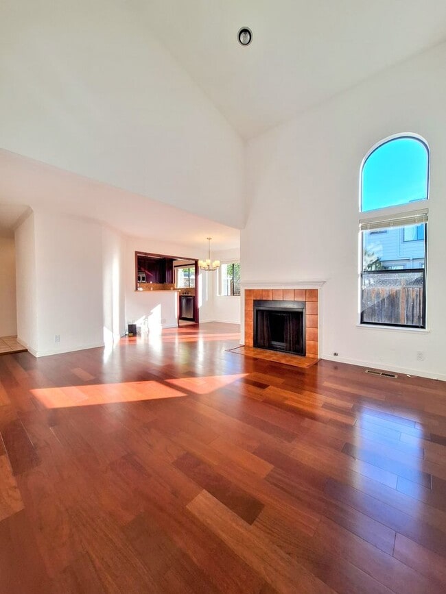 Building Photo - Beautiful 2bd Townhouse With Attached Garage, Private Patio, Pool/Hot Tub, & Clubhouse!