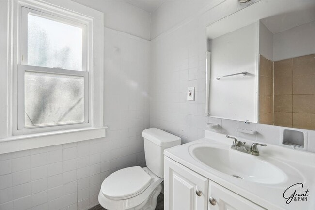 Building Photo - 3 bedroom 2 bath $1375