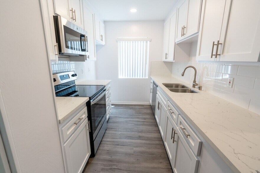 Interior Photo - 1635 North Martel Avenue