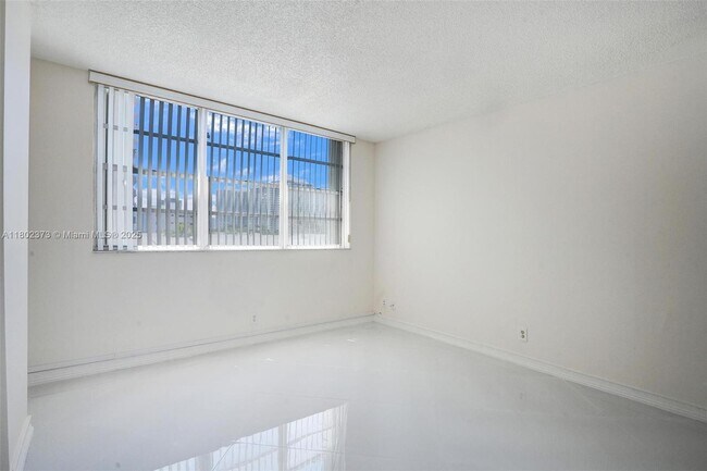 Building Photo - 3113 S Ocean Dr