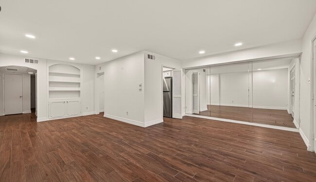 Building Photo - 482 N Post Oak Ln