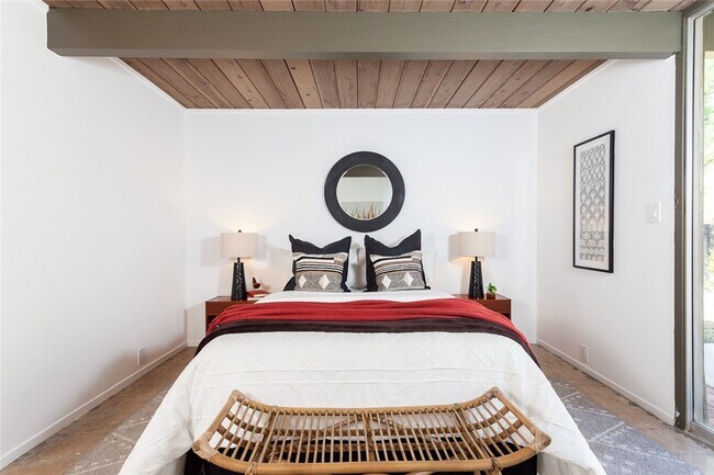 Building Photo - 1131 N Encanto St