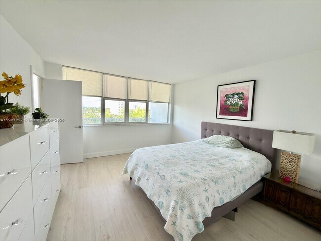 Building Photo - 3140 S Ocean Dr