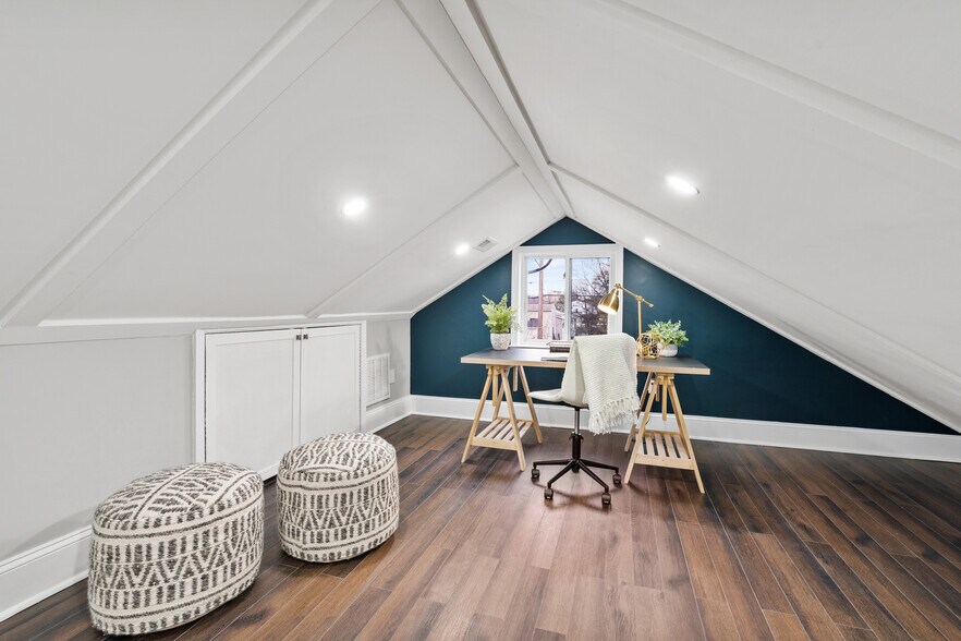 Upstairs loft - 612 44th St NE