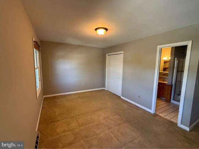 Building Photo - 1145 Pheasant Dr N