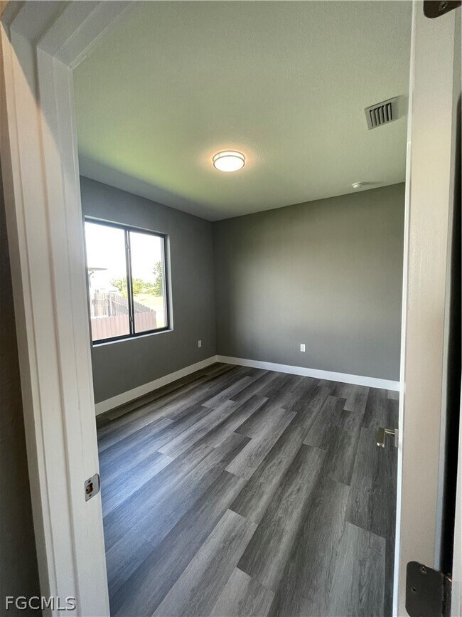 Building Photo - 610 Floyd Ave S