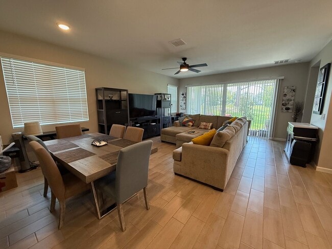 Building Photo - 4/3 Clermont Spacious Home
