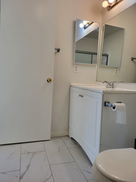 Building Photo - 849 E Victoria St