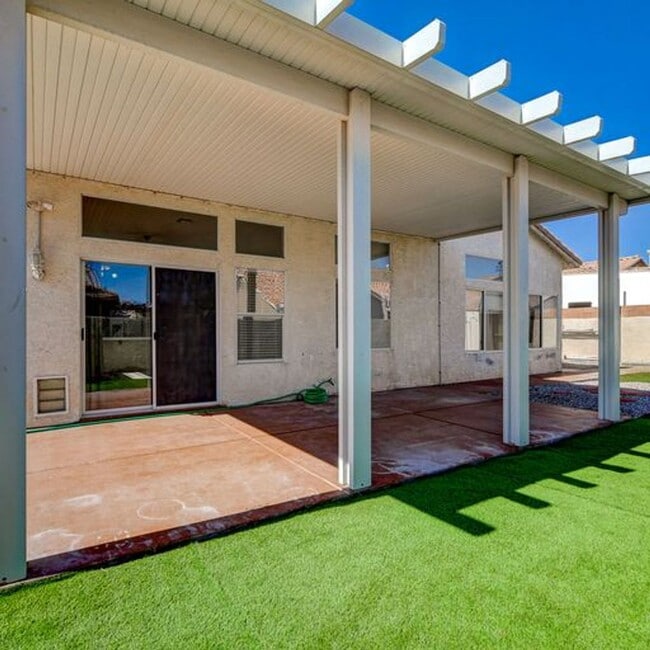 Building Photo - Single story home. NO HOA!