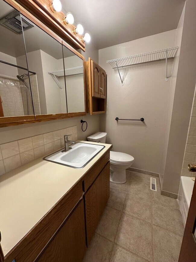 Building Photo - Northwest Area 3 Bedroom 2 Bath Rancher