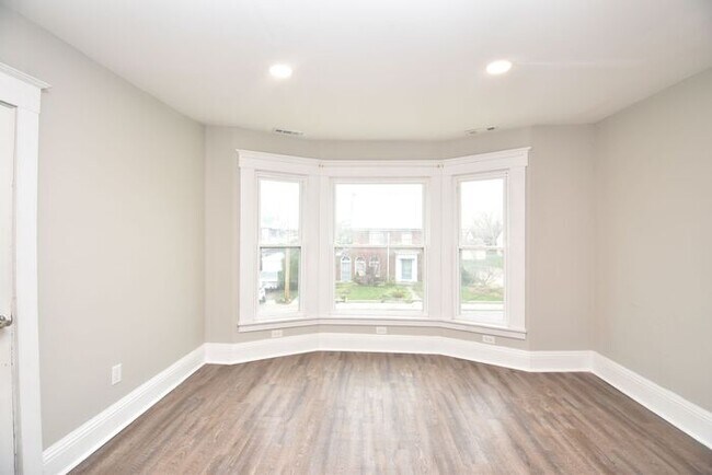 Building Photo - Spacious Downtown Mishawaka Apartment