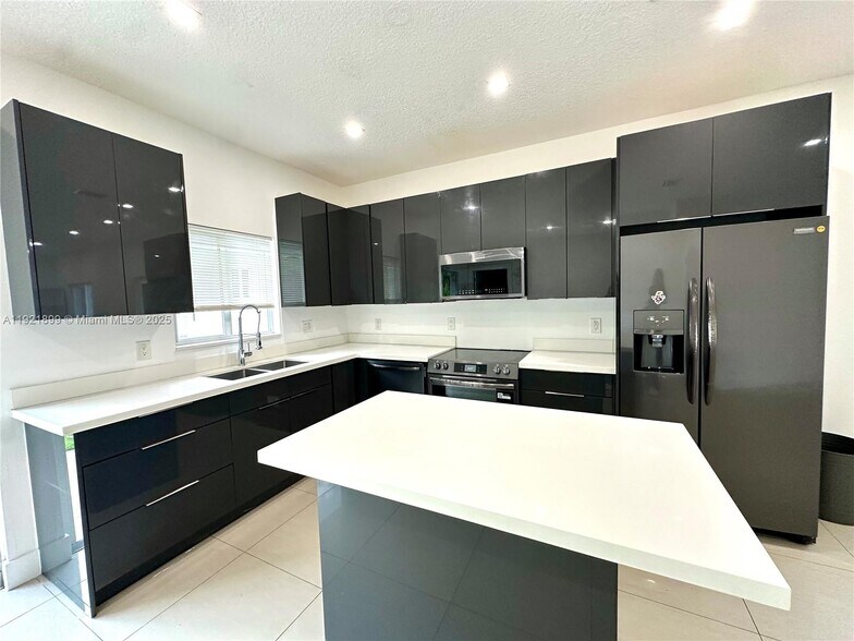 Building Photo - 14890 NE 10th Ave