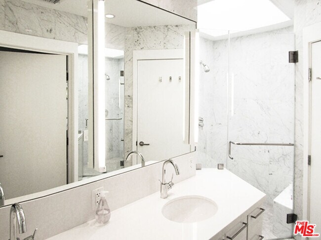 Building Photo - 4031 Hollyline Ave