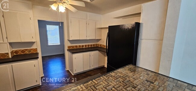 Building Photo - Minutes to Downtown Grants Pass