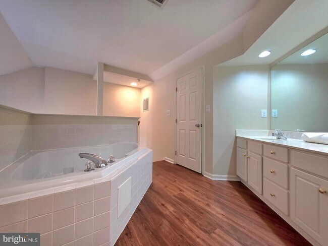 Building Photo - 3989 Hartlake St