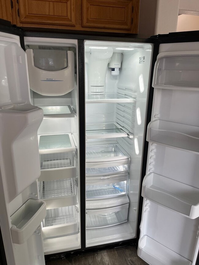 Building Photo - Spacious 4br/3ba Single Family Residence i...