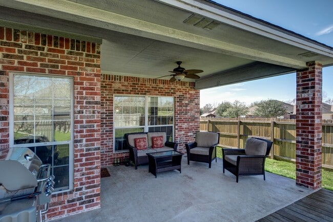 Building Photo - Available August 2026! Beautiful 4 Bed, 2 Bath in a Fantastic Location!