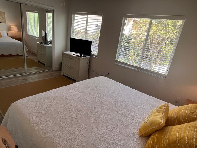 Building Photo - Furnished Beachside Townhome 2 bedroom/ 1.5 bath Dog Friendly Walk to beach