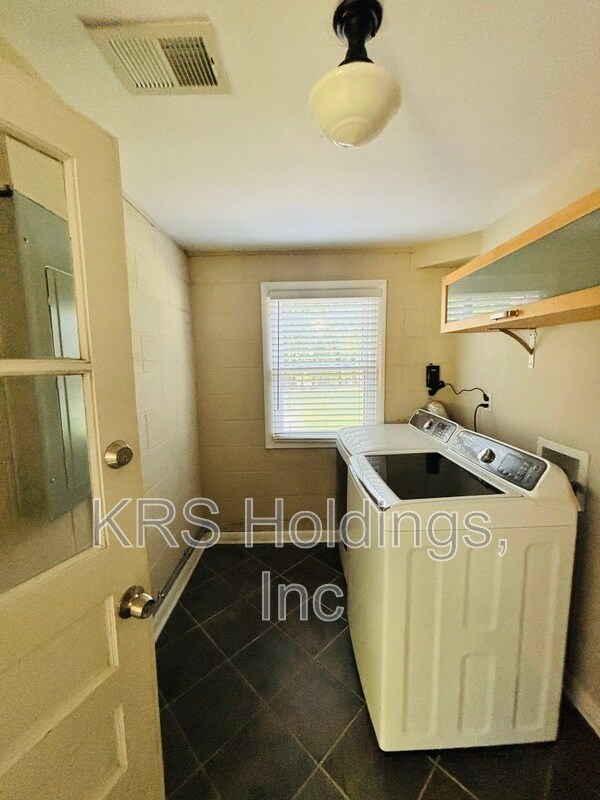 Building Photo - 2318 Penrose Dr
