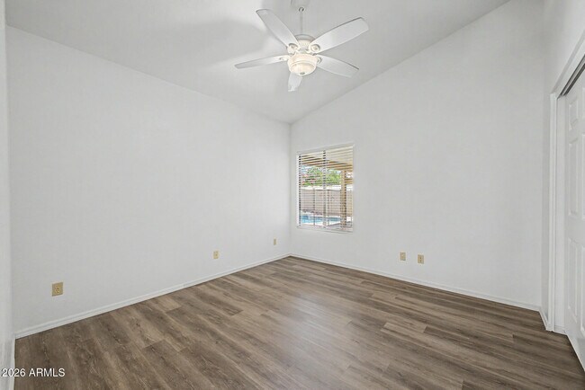 Building Photo - 3103 N Meadow Ln