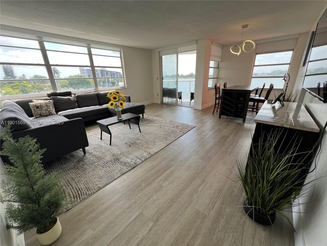 Building Photo - 1301 NE Miami Gardens Dr