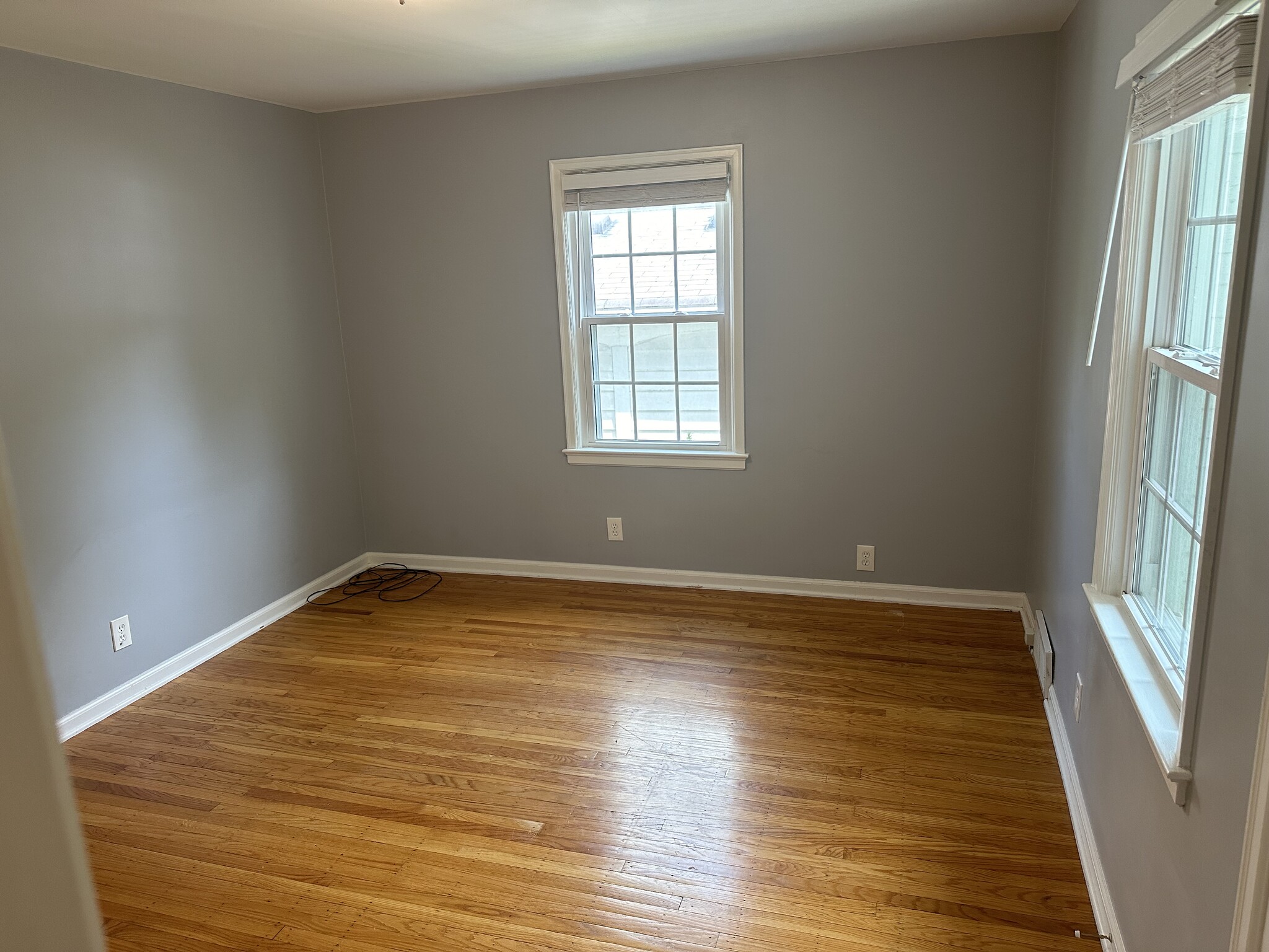 Main floor bedroom with windows on two sides. - 5101 Boulevard Pl