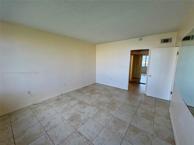 Building Photo - 1591 NE Miami Gardens Dr