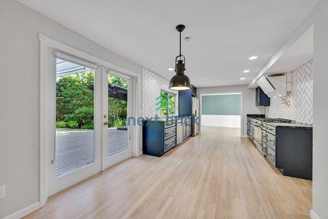 Building Photo - Stunning 5-Bedroom Home in Bellevue’s Top School District!