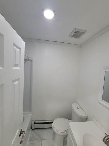 Bathroom/Toilet - 637 Spruce St