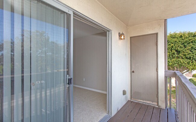 Building Photo - Lovely upstairs 2 bedroom Condo with Modern upgrades in Oceanside