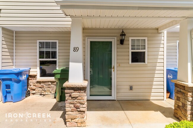 Building Photo - Stylish 2BR/2.5BA Townhome in Desirable Fl...