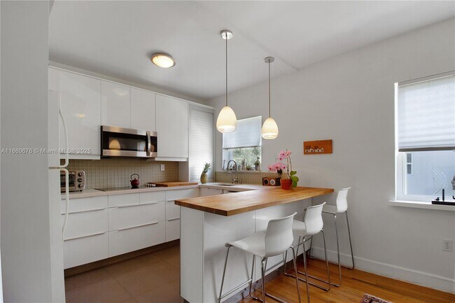 Building Photo - 5450 SW 76th St
