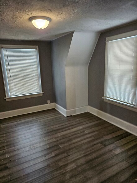 Building Photo - 573 Grace Ave