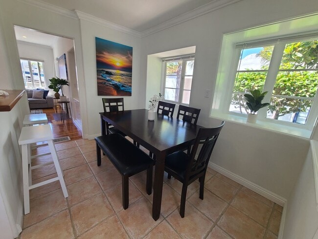 Building Photo - Charming 2 Bed 1 bath "fully furnished mon...