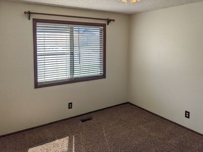 Building Photo - 1613 River Rock Dr NE